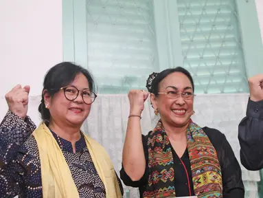 Budayawati, Sukmawati Soekarnoputri (tengah) berpose saat foto bersama usai memberi keterangan pers di kawasan Cikini, Jakarta, Rabu (4/4). (Liputan6.com/Herman Zakharia)