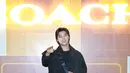 Kang Min Hyuk hadir dengan tampilan yang manly mengenakan outfit all Coach serba hitam. [Foto: Document FIMELA/Adrian Putra]