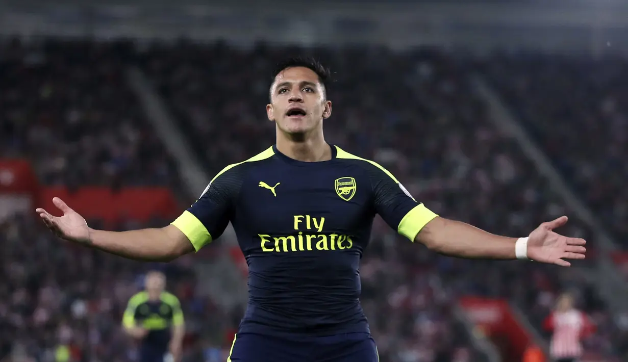 Alexis Sanchez merayakan golnya ke gawang Soton pada laga Premier League di St Mary's stadium, Southampton, (10/5/2017). Arsenal menang 2-0. (Nick Potts/PA via AP)