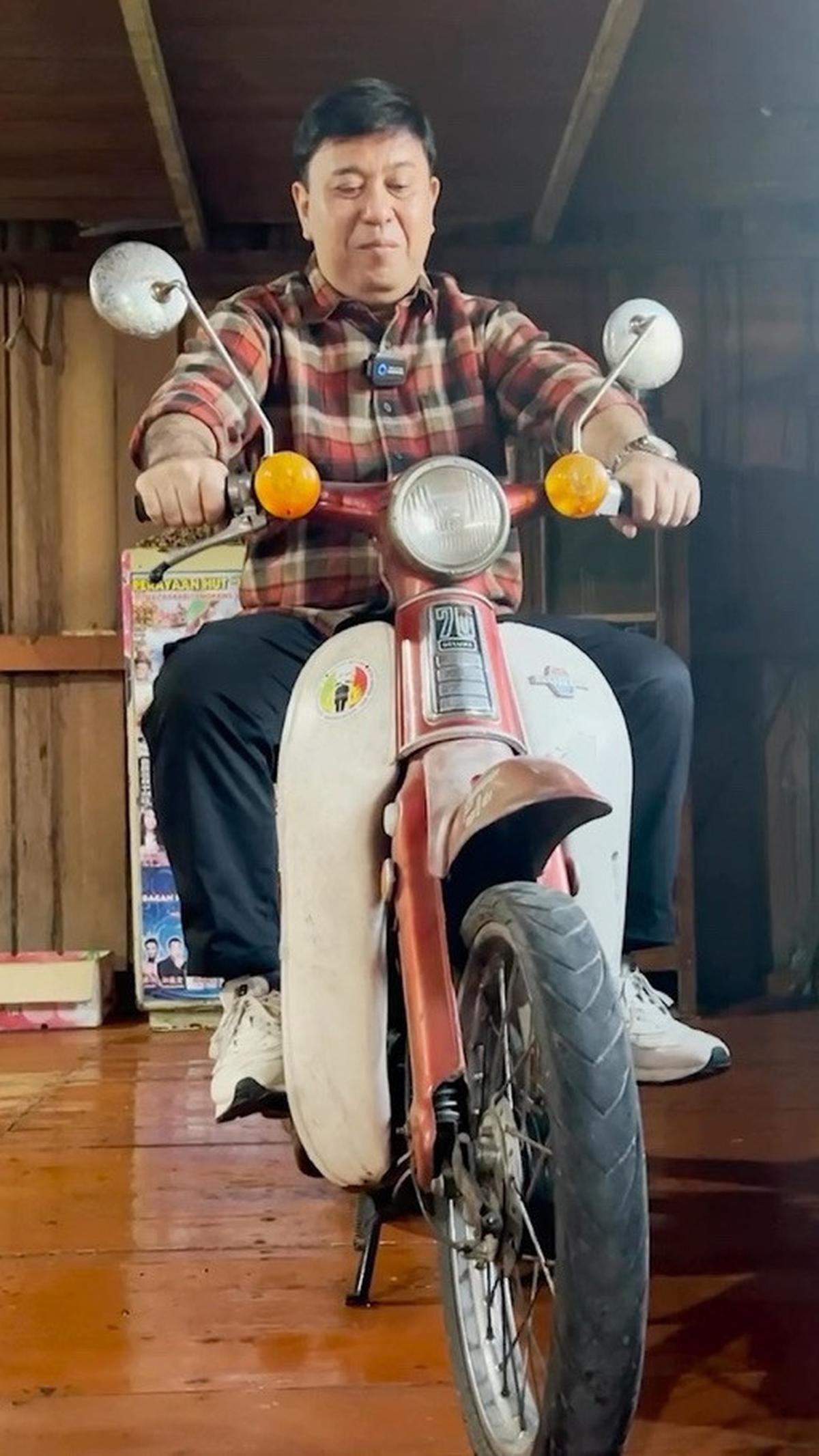 Berbeda dengan Jamal, caleg dapil Riau, Fajar Lase memilih kampanye menggunakan kendaraan antik. Ia mempromosikan namanya sambil mengendarai mobil antik VW Kombi dan mengunjungi museum kendaraan antik.