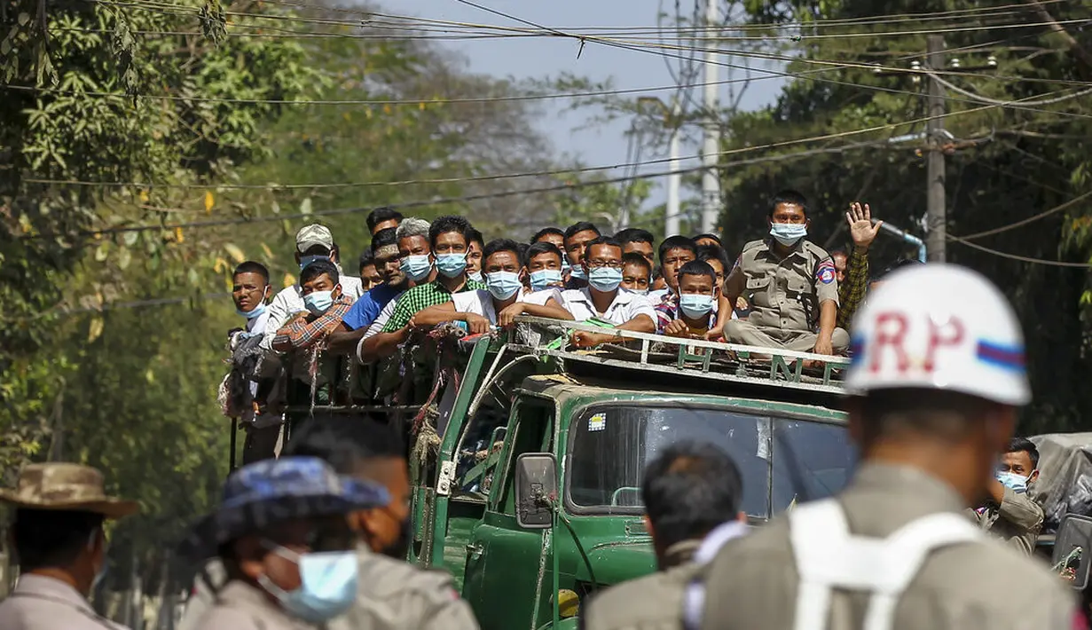 Para narapidana berada di atas truk saat pemberian amnesti yang menandai peringatan 74 tahun Hari Persatuan Myanmar di penjara Insein di Yangon, Myanmar(12/2/2021). Pemberian amnesti tersebut dilakukan saat Myanmar ramai mengenai penangkapan pemimpin sipil Myanmar, Aung San Suu Kyi. (AP Photo)