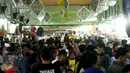 Seorang ayah sambil menggendong anaknya mengunjungi salah satu pusat perbelanjaan di kawasan Blok M, Jakarta, Selasa (14/7). Menjelang Idul Fitri 1436, transaksi penjualan di sejumlah pusat perbelanjaan mengalami peningkatan. (Liputan6.com/Helmi Afandi)