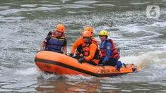 Tim rescue gabungan DKI Jakarta melakukan gladi bersih tanggap bencana DKI Jakarta Tangguh tahun 2023 di aliran sungai Kanal Banjir Timur (KBT), Jakarta Timur, Sabtu (17/6/2023). (merdeka.com/Imam Buhori)