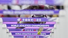 Pelari Qatar, Oumar Doudai Abakar berkompetisi pada nomor lari gawang 110 meter putra dalam ajang Kejuaraan Dunia Atletik 2025 di Tokyo, Jepang, Senin (15/09/2025). (AP Photo/Petr David Josek)