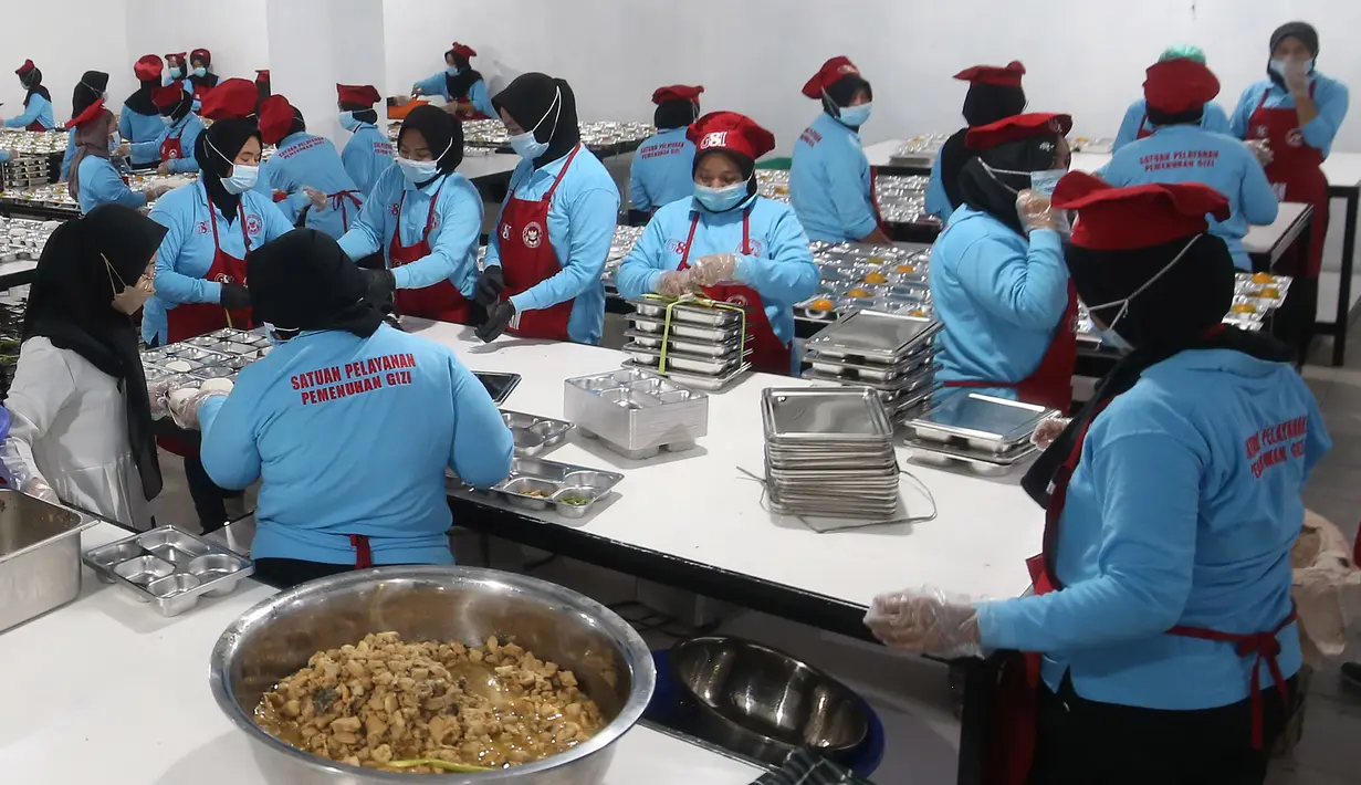 SPPG juga bekerja sama dengan seorang ahli gizi dan seorang akuntan untuk memastikan pengawasan ketat terhadap kualitas gizi dan kelancaran distribusi makanan. (merdeka.com/Arie Basuki)