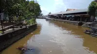 Kondisi anak Sungai Musi tepatnya di Sungai Sekanak Palembang dengan warna air keruh dan sampah yang menggenang (Liputan6.com / Nefri Inge)