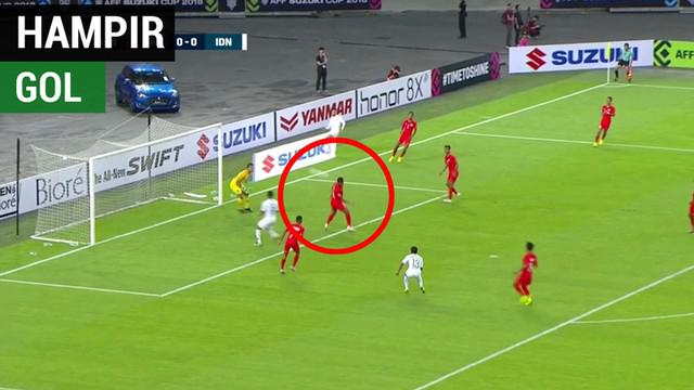 Berita video Timnas Indonesia hampir mencetak gol ke gawang Singapura berkat aksi bek Irfan Fandi pada laga pertama Grup B Piala AFF 2018, Jumat (9/11/2018).