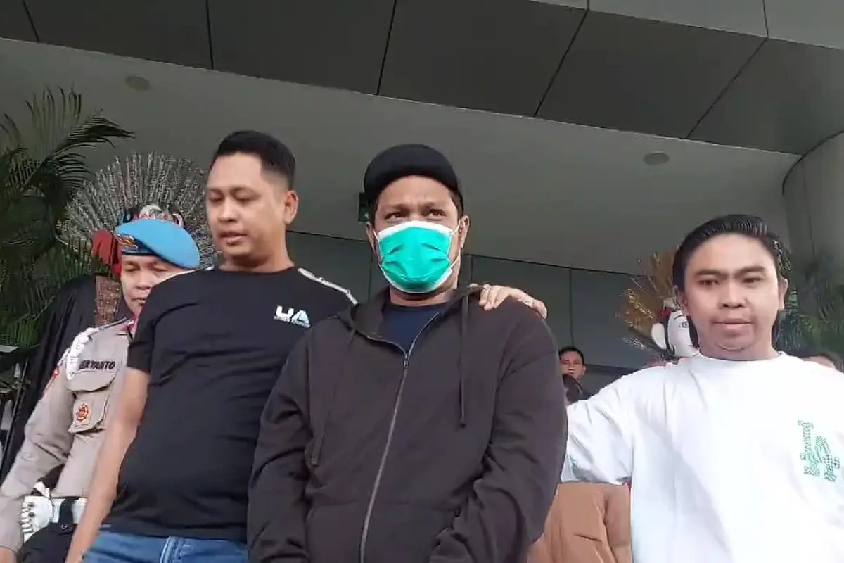 Virgoun digiring polisi keluar dari Gedung Utama Polres Metro Jakarta Barat, Jumat (21/6/2024).