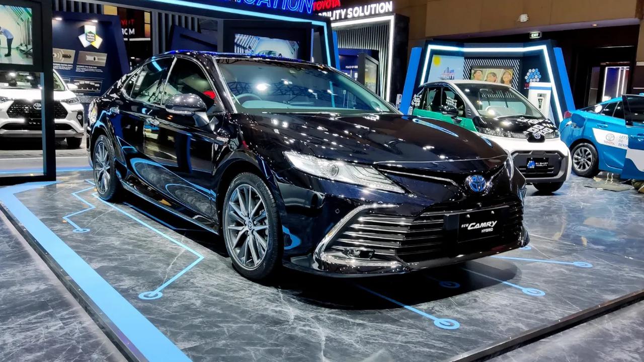 <b>8. Toyota Camry Hybrid<br></b><br>Sedan andalan Toyota versi hybrid-nya tembus 459 unit sepanjang Januari-November tahun ini. Konsumsi bensinnya 1:24 km.&nbsp;<br>