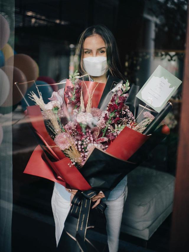 7 Potret Ulang Tahun Momo Geisha yang Harus Disekat Kaca Karena Positif Covid-19