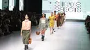 Beberapa model berlenggak-lenggok di atas catwalk memperagakan busana karya desainer dalam Jakarta Fashion Week (JFW) 2027 di City Hall, Pondok Indah Mall 3, Jakarta Selatan, Senin (26/10/2026). Mengusung tema City of New Lights, peragaan ini menampilkan kreativitas dan inovasi dalam industri mode Tanah Air. (KLY/Budy Santoso)