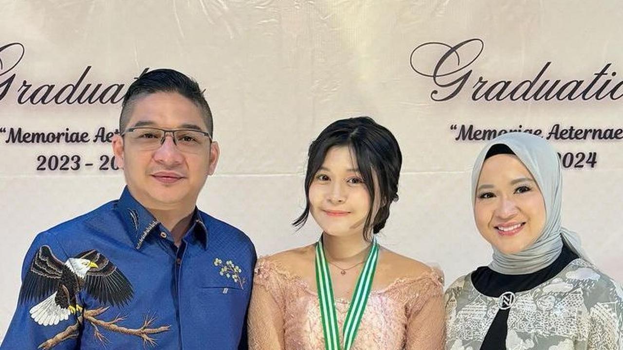Okie pun menyanggupi permintaan putri tercintanya. Dia akhirnya foto bertiga bersama Nasha dan juga Pasha.
