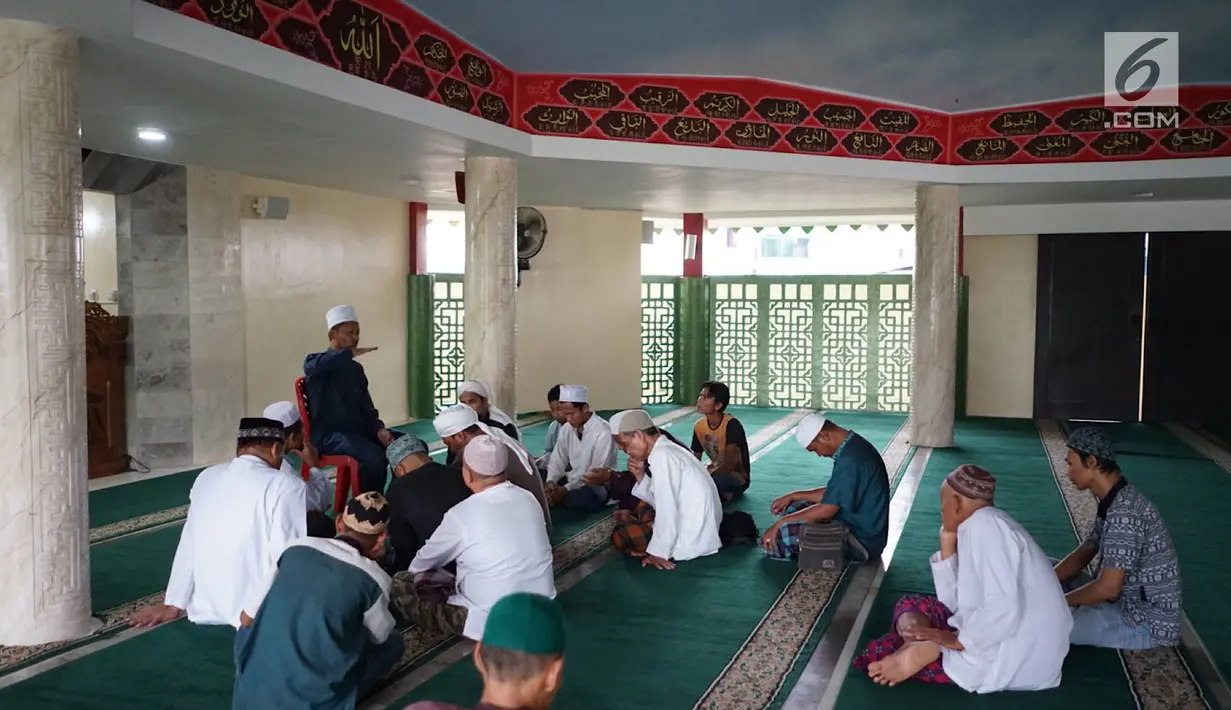 Jemaah mendengarkan ceramah di Masjid Babah Alun, Tanjung Priok, Jakarta, Rabu (8/5/2019). Masjid Babah Alun memiliki gaya arsitektur oriental. (Liputan6.com/Immanuel Antonius)