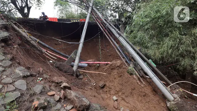 Longsor Ganggu Lalu Lintas di Jalan Semeru - Loji Bogor