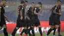 Para pemain AS Roma merayakan gol Radja Nainggolan saat melawan Hellas Verona  pada lanjutan Serie A di Olympic stadium, Roma, (16/9/2017). Roma menang 3-0. (AP/Andrew Medichini)