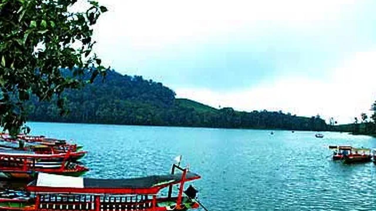 Sementgara untuk mengunjungi Situ Patenggang, Anda perlu menyiapkan Rp25 ribu untuk tiket masuk dan Rp100 ribu untuk tiket terusan ke mendapat akses ke Glamping Lakeside dan Kawah Rengganis.