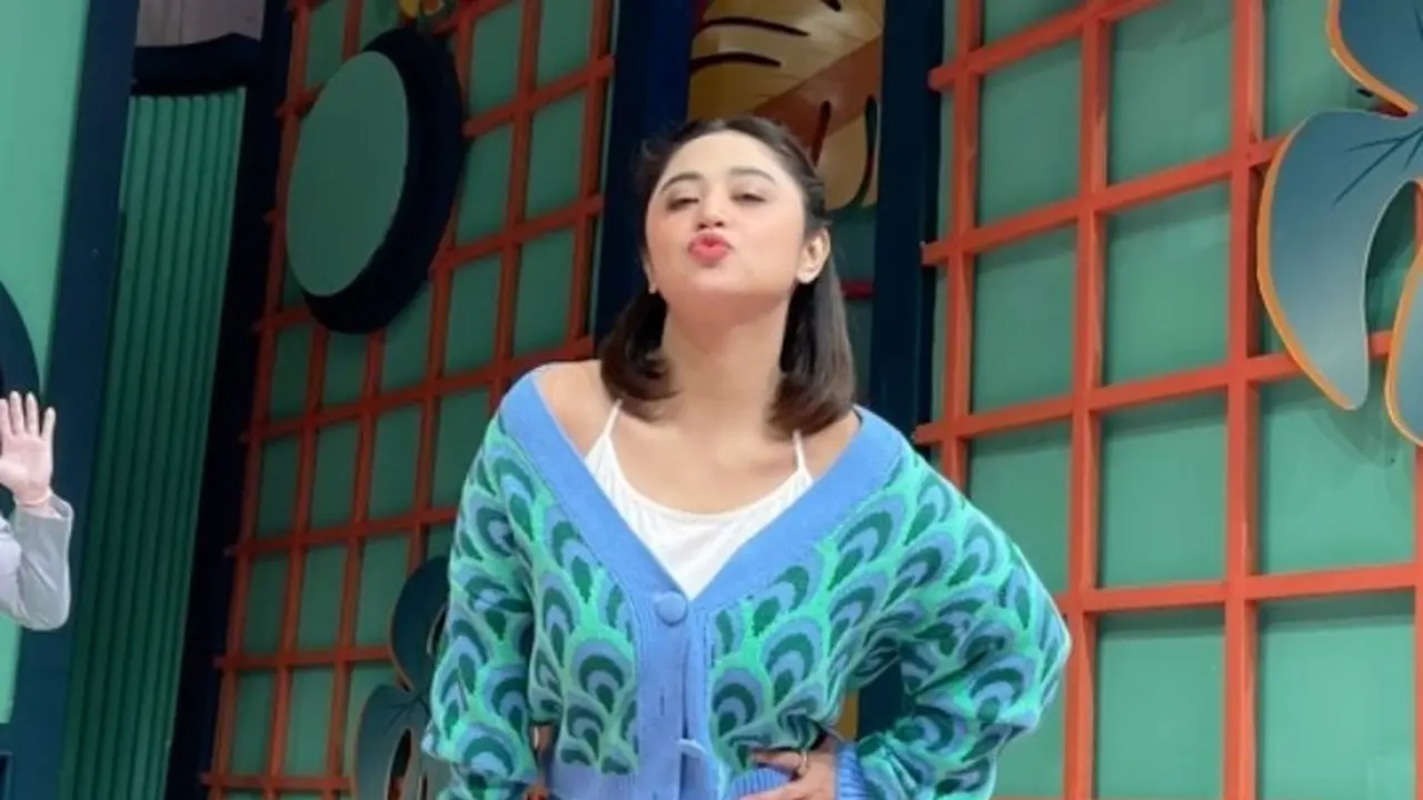 Dewi Perssik (https://www.instagram.com/p/CfX63okBWPW/)