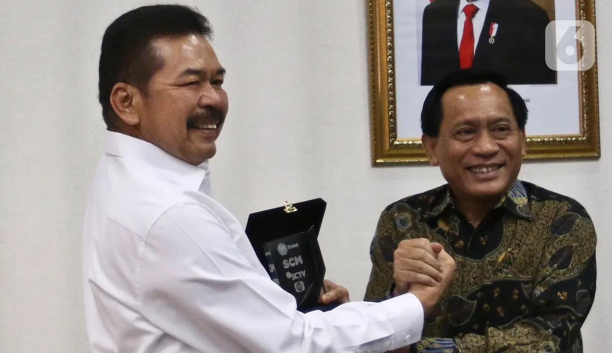 Direktur SCM, Imam Sudjarwo (kanan) memberikan plakat kepada Jaksa Agung ST Burhanuddin saat melakukan pertemuan di Kejaksaan Agung (Kejagung), Jakarta, Kamis (27/2/2020). Pertemuan tersebut dalam rangka silaturahim sekaligus membahas peranan media bagi masyarakat luas. (Liputan6.com/JohanTallo)