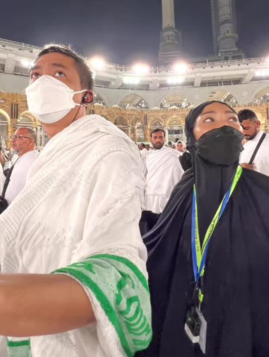 <p>Ayu Dewi dan Regi Datau menjalani Sa'i bersama. (Foto: Instagram/ mrsayudewi)</p>