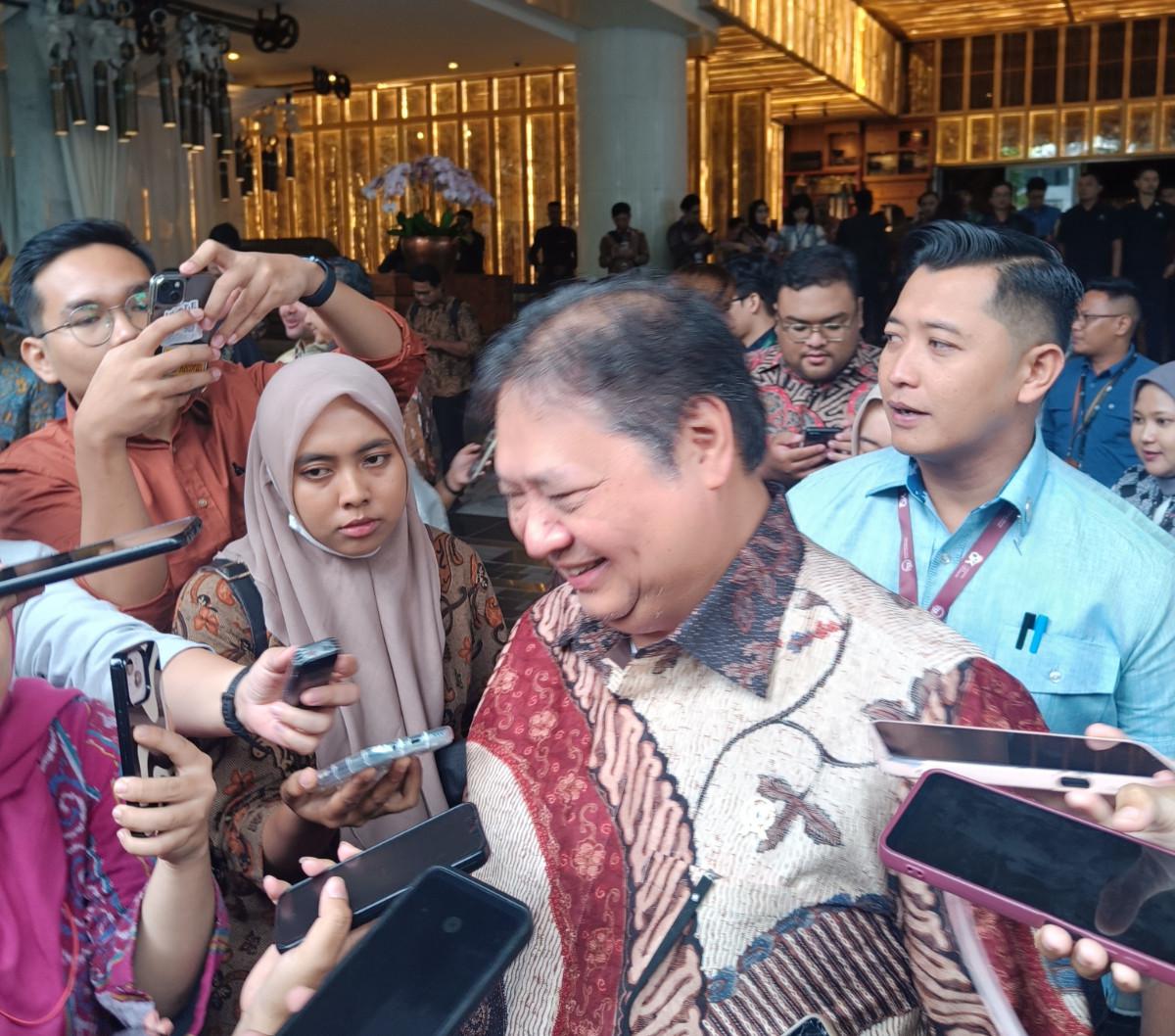 "Ya tunggu hari lah (reshuffle), biasanya hari apa kan?," singkat Airlangga.