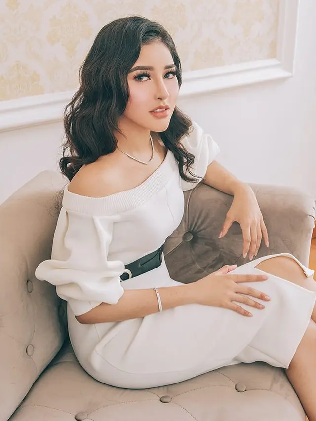 7 Pesona Shandy Purnamasari Tampil Glamor Ini Curi Perhatian