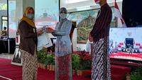 Warti, pegiat KWT di Purbalingga memperoleh penghargaan yang diserahkan oleh Atiqoh Ganjar. (Foto: Liputan6.com/Humas Pemkab Purbalingga)