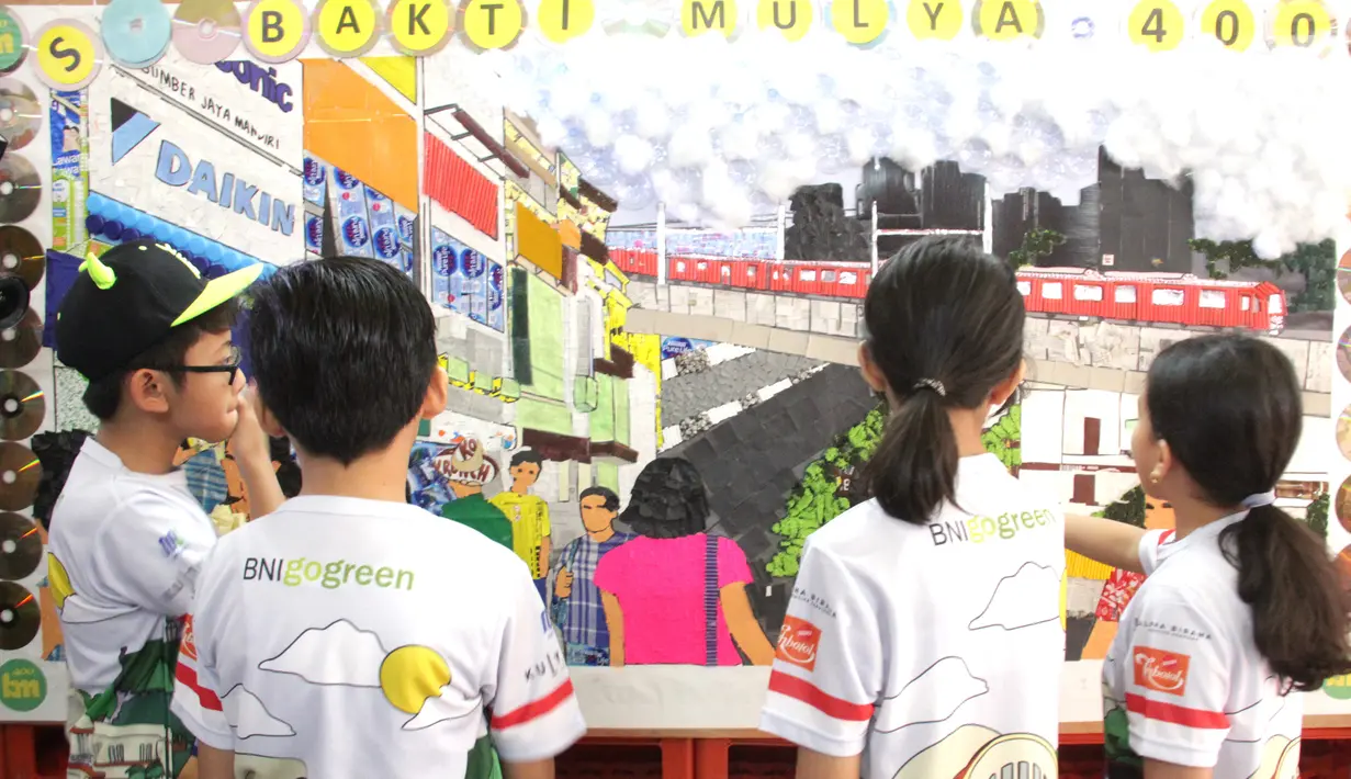 Siswa melihat karyanya yang dipamerkan di program Kenali Sejarahmu, Kenali Mimpimu (KEJAR), Jakarta, Minggu (18/8/2019). PT BNI bekerjasama dengan sebuah Wadah Sosial bernama KEJAR memperkenalkan kembali sejarah panjang NKRI kepada anak-anak untuk mengingat sejarah bangsa. (Liputan6.com/HO/Rizky)