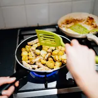ilustrasi menggoreng/Photo by Simon Migaj on Unsplash