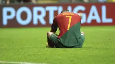 Timnas Portugal gagal lolos ke semifinal UEFA Nations League usai disingkirkan Spanyol dengan skor tipis 0-1 pada laga terakhir Grup B di Estadio Municipal de Braga, Rabu (28/9/2022) dini hari WIB. (AP/Rui Vieira)