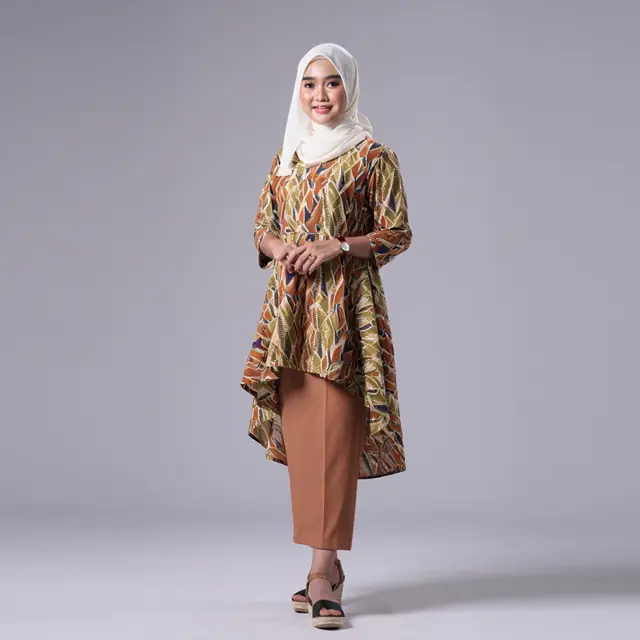Model Atasan Batik Wanita Elegan Dipadu Dengan Rok Polos Tren 2025/Ilustrasi AI