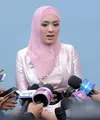 Tiara Dewi resmi menyandang status janda untuk kedua kalinya. Sidang yang digelar di Pengadilan Agama Jakarta Selatan, Rabu (6/9/2017) itu akhirnya memutuskan rumah tangga yang dibangun sejak Januari 2017 ini. (Nurwahyunan/Bintang.com)