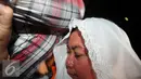 Ekspresi Sri Hartini saat meninggalkan gedung usai di periksa KPK, Jakarta, Sabtu (31/12). Sri Hartini diduga menerima suap terkait dengan promosi jabatan dalam pengisian susunan organisasi perangkat daerah. (Liputan6.com/Helmi Affandi)