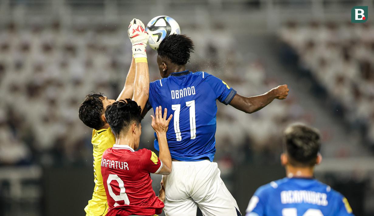 Kiper Timnas Indonesia U-17, Ikram Algiffari berusaha menghalau bola yang disundul pemain Timnas Ekuador U-17, Allen Obando pada laga pertama Grup A Piala Dunia U-17 2023 di Stadion Gelora Bung Tomo, Surabaya, Jumat (10/11/2023). (Bola.com/Bagaskara Lazuardi)