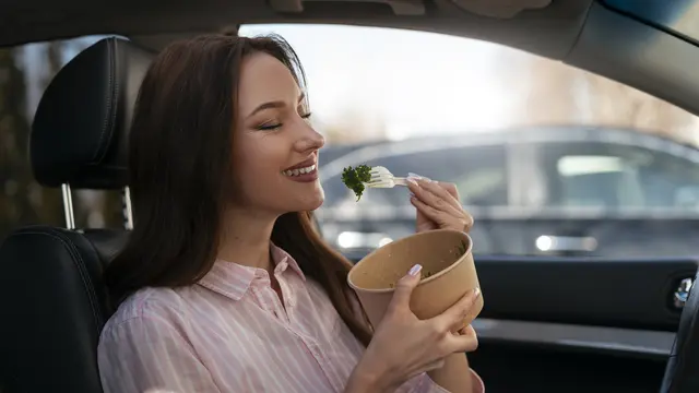 6 Tips Efektif Menjaga Pola Makan Saat Kulineran Agar Timbangan Tetap Aman (photo by freepik.com)