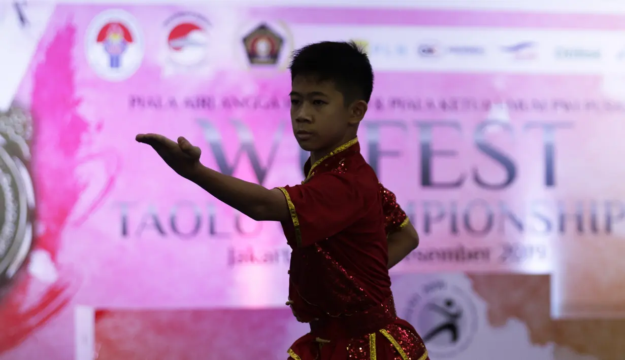 Atlet wushu saat mengikuti Festival Wushu di Wisma Serba Guna Senayan, Jakarta, Jumat (20/12). Ratusan atlet wushu berusia 6-15 tahun ikuti kejuaraan wushu nasional. (Bola.com/Yoppy Renato)