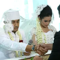 Hengky Kurniawan mengucapkan janji suci untuk sehidup semati dengan Sonya Fatmala (Galih W. Satria/bintang.com)