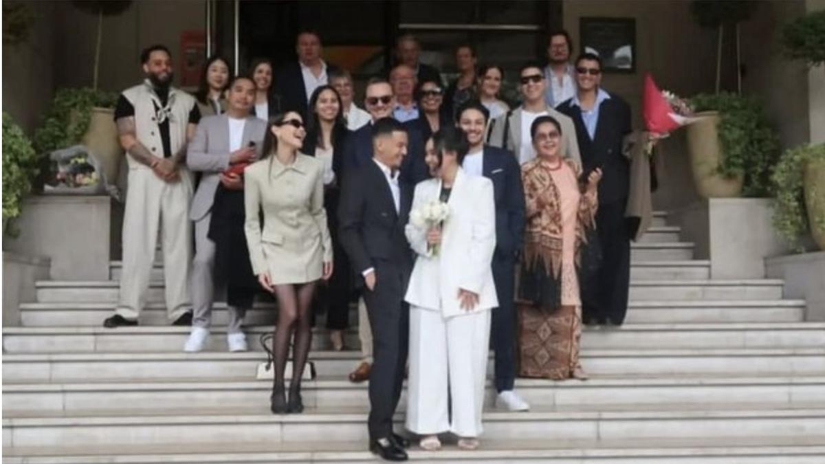 Potret Pernikahan Sederhana Kakak Alyssa Daguise di Paris, Kenakan Oversized Blazer Sebagai Wedding Attire