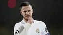 Pemain Real Madrid, Eden Hazard, tampak kecewa usai ditahan imbang Chelsea pada laga semifinal Liga Champions di Stadion Alfredo di Stefano, Rabu (28/4/2021). Kedua tim bermain imbang 1-1. (AFP/Javier Soriano)