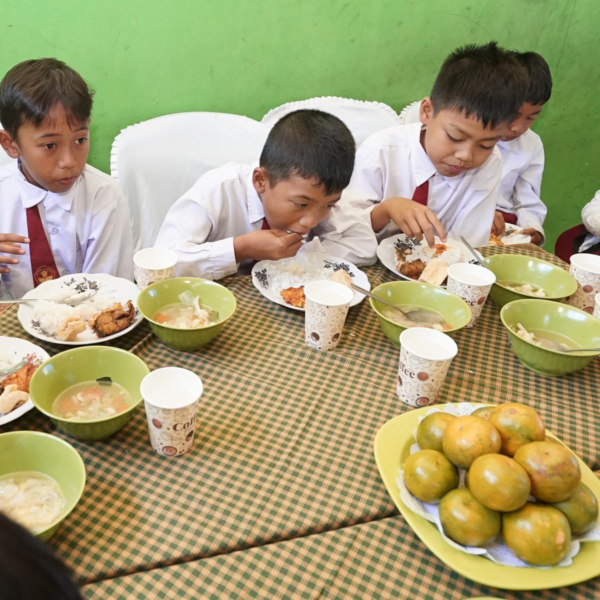 Bupati Ipuk Simulasi Program Makan Siang Bergizi