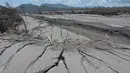 Sungai Kali Lanang terlihat rusak akibat lahar erupsi Gunung Semeru di Desa Curah Kobokan, Lumajang, Selasa (7/12/2021). Terletak sekitar 15 km dari Lereng Semeru, desa itu menjadi paling parah yang terdampak letusan Gunung Semeru dan sebagian besar rumah di lokasi tersebut runtuh. (ADEK BERRY/AFP)