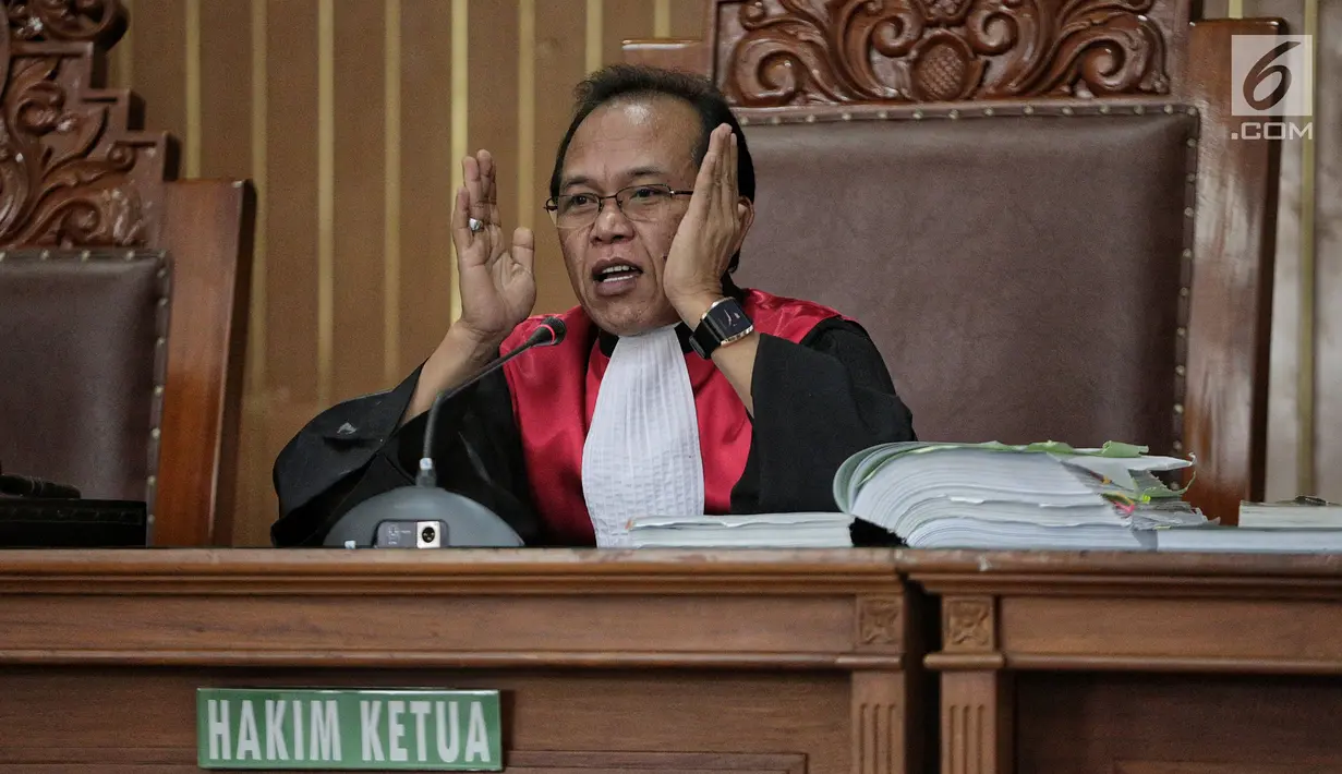 Ketua Majelis Hakim, Joni memimpin sidang lanjutan dengan terdakwa kasus dugaan penyebaran berita bohong atau hoaks, Ratna Sarumpaet di Pengadilan Negeri Jakarta Selatan, Selasa (14/5/2019). Sidang tersebut dengan agenda pemeriksaan terhadap dirinya. (Liputan6.com/Faizal Fanani)