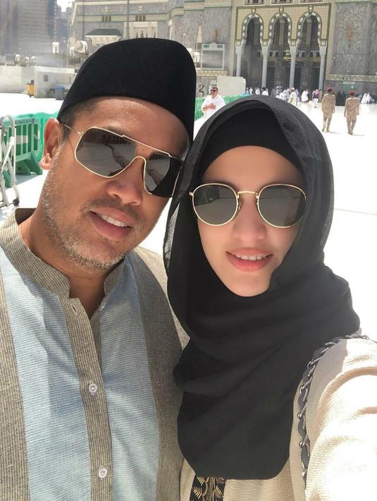 8 Potret Bahagia Nia Ramadhani dan Suami yang Sedang 