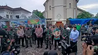 Panglima TNI dan Kabaintelkam kunjungi Gereja Katedral Makassar (Liputan6.com/Fauzan)