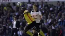 Pemain Watford, Stefano Okaka Chuka (kiri) menghalau bola dari kejaran pemain Tottenham, Eric Dier pada lanjutan Premier League pekan ke-32 di  White Hart Lane, London, (8/4/2017). Tottenham menang 4-0. (AP/Tim Ireland)