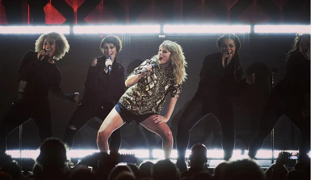 Gaya lainnya yang menarik untuk dicoba adalah paduan mini dress sequin dan celana pendek. Tentu tak hanya nyaman, gaya ini juga mampu wujudkan pesona optimal pada gaya. [Foto: Instagram/ Taylor Swift]