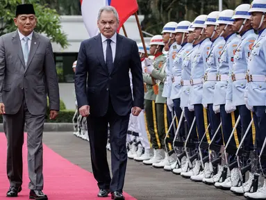 Menteri Pertahanan Indonesia Sjafrie Sjamsoeddin (kiri) dan Sekretaris Dewan Keamanan Rusia Sergei Shoigu memeriksa pasukan jajar kehormatan sebelum pertemuan bilateral mereka di Kementerian Pertahanan Republik Indonesia, Jakarta, Selasa 25 Februari 2025. (Yasuyoshi Chiba/AFP)