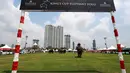 Para pemain Polo menunggang gajah saat mengikuti turnamen Elephant Polo King's Cup di Bangkok, Thailand (8/3). Turnamen ini digelar bertujuan mengumpulkan dana untuk kehidupan populasi gajah liar. (AP Photo / Sakchai Lalit)