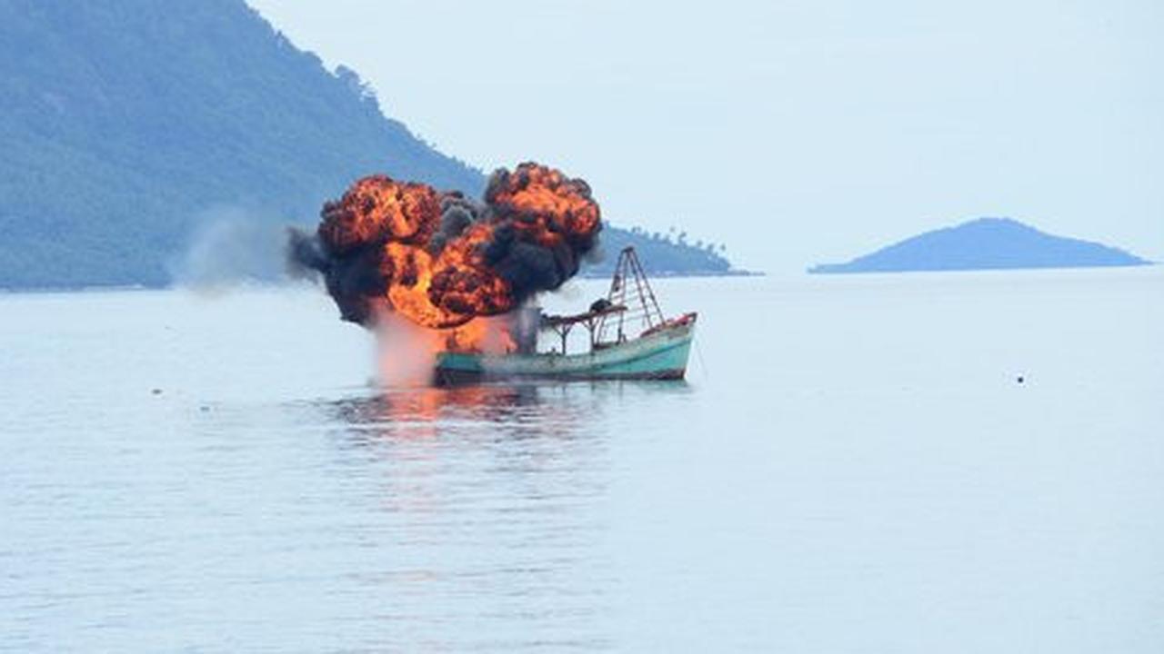 Menteri Susi tenggelamkan 3 kapal asing pencuri ikan di Batam