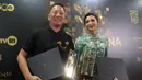 Ringgo Agus Rahman berfoto bersama Sheila Dara Aisha pada malam penganugerahan di Taman Ismail Marzuki (TIM) Jakarta pada Kamis (20/11/2025) malam. Ringgo Agus Rahman menyabet penghargaan bergengsi ini berkat akting memukaunya dalam film Panggil Aku Ayah. Sementara, Sheila Dara Aisha menyabet penghargaan bergengsi ini berkat akting memukaunya dalam film Sore: Istri dari Masa Depan. (Kapanlagi.com/Budy Santoso)