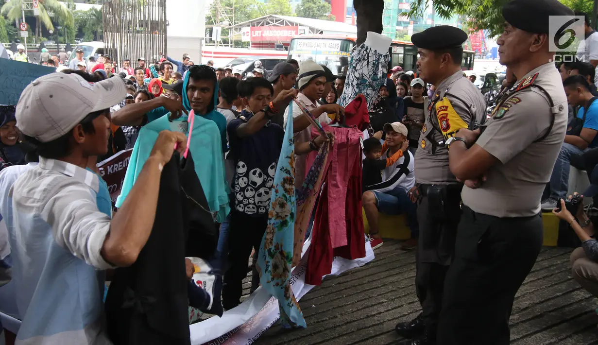 Petugas kepolisian mengawal unjuk rasa yang dilakukan oleh Pedagang kaki lima (PKL) Tanah Abang di depan kantor Ombudsman, Jakarta, Selasa (3/4). Para PKL itu mengatasnamakan Forum Pedagang Kreatif Lapangan Jatibaru. (Liputan6.com/Arya Manggala)